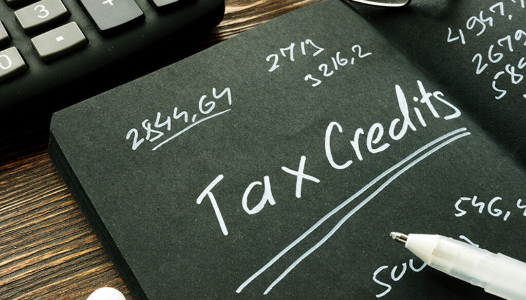 Tax credits inscription and page with financial calculations.