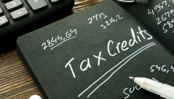 Tax credits inscription and page with financial calculations.